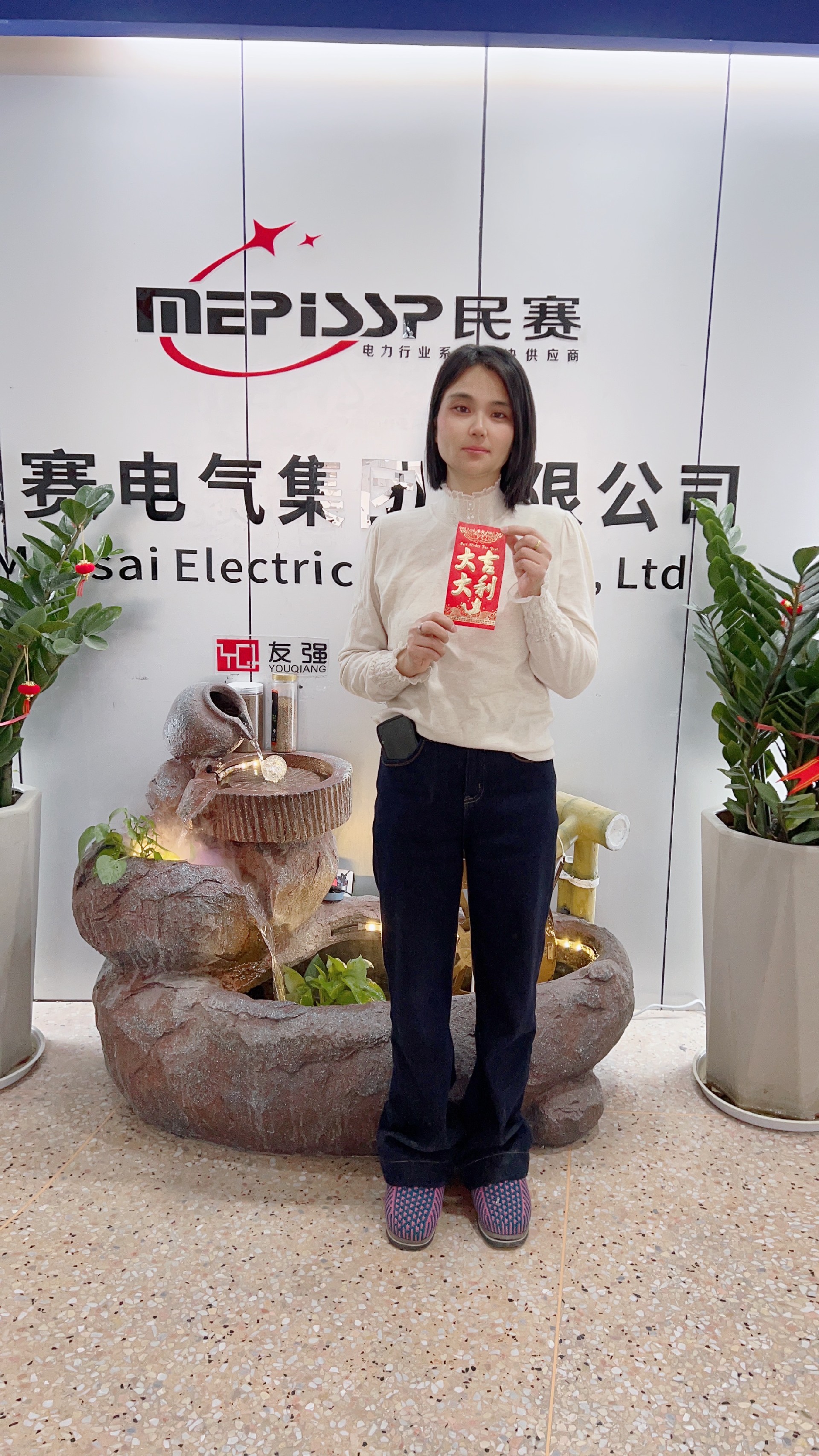 两位仓管兢兢业业，用心完成客户交代的每一份托福，经常工作到忘我的状态，今日是他俩的生日，愿身体健康，家庭幸福，开心快乐。